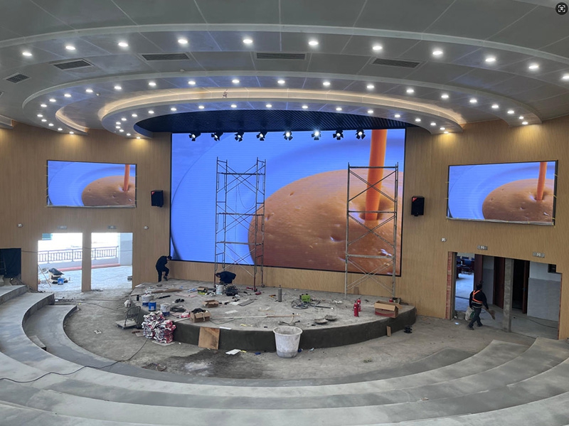 高校多功能报告厅 LED 显示屏案例